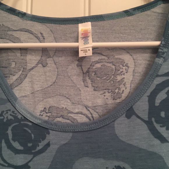 Blue/teal Rose print Lularoe Classic Tee - Picture 2 of 4